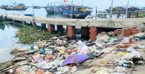  Rác thải bủa vây cảng cá An Lương ở Quảng Nam