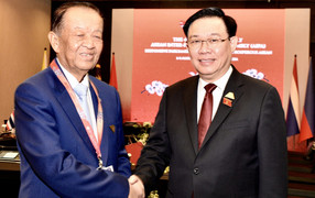 Chủ tịch Quốc hội Vương Đình Huệ gặp Chủ tịch Hạ viện Thái Lan