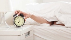 Tắt chuông báo thức rồi ngủ tiếp nguy hại sức khỏe thế nào?