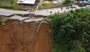 Hình ảnh những con đường tan hoang vì mưa lũ