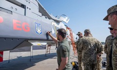 Tổng thống Ukraine ký tên lên tên lửa hành trình của Pháp