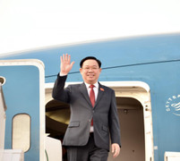 Chủ tịch Quốc hội Vương Đình Huệ đến Tehran, bắt đầu thăm chính thức Iran