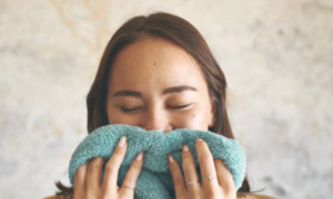 Dùng khăn tắm rửa mặt có sao không?