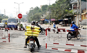 Cố tình vượt rào chắn đường sắt bị xử phạt thế nào? 