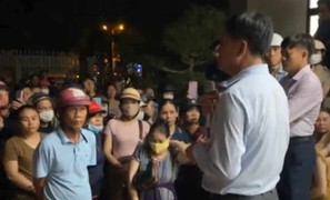 Nghi bị trộm thông tin cá nhân, cả trăm người kéo đến 'vây' trụ sở điện lực