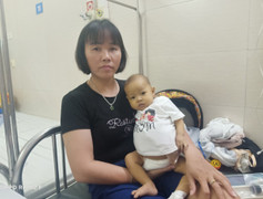 Người mẹ dân tộc Mường khóc xin cứu con 6 tháng tuổi bị teo mật bẩm sinh, xơ gan