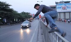 Trèo dải phân cách để qua đường có bị xử phạt không?