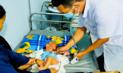 Bé sơ sinh nặng 7,5kg bị bỏ rơi trước cổng nhà dân ở Quảng Bình