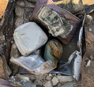 Đào đất trồng cây, đôi vợ chồng trẻ bất ngờ thấy kho báu toàn vàng, kim cương