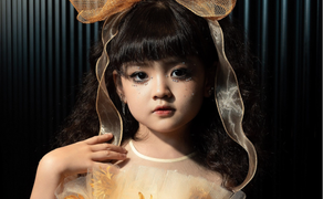 Sao nhí 'Hương vị tình thân' chiếm trọn sự chú ý khi trình diễn trên sàn catwalk