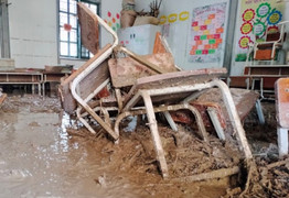 Trường học tan hoang, bàn ghế, sách vở ngập trong bùn đất sau lũ