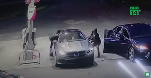 Nữ tài xế Mercedes bình tĩnh đối đầu nhóm cướp tại trạm xăng 