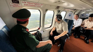 Thủ tướng đi trực thăng thị sát tình hình sạt lở Đồng bằng sông Cửu Long