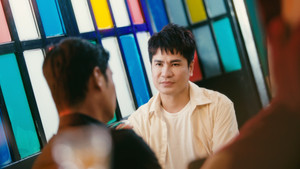 Nghệ sĩ Tiết Cương đóng MV của Lương Gia Huy