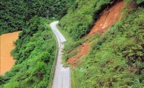 Sơn La: Sạt lở gây ách tắc giao thông cục bộ tại huyện Mường La