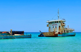 Nguy hiểm rình rập quanh tàu sắt mắc cạn, bị sóng đánh gãy đôi ở vùng biển Sa Huỳnh