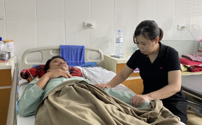 Độc giả VTC News giúp đỡ gia đình bố liệt nửa người, con ung thư ở Phú Thọ