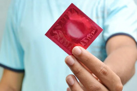 Tôi phải làm gì khi tìm thấy bao cao su trong ba lô của con trai học lớp 10?