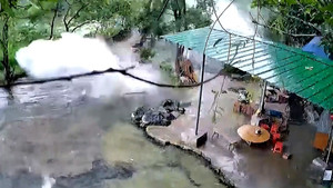 Kinh hoàng cảnh tượng nổ mìn khiến đá bay vào nhà dân