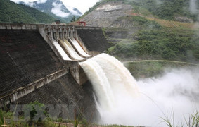 Mưa lớn từ Lào, nước đổ về hồ thủy điện Bản Vẽ cao đột biến