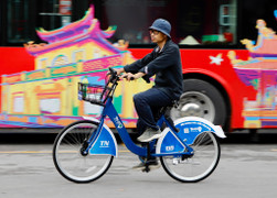 Người dân Thủ đô hào hứng trải nghiệm xe đạp công cộng