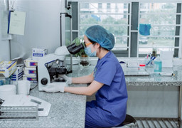 Sau biến cố đau lòng, bà mẹ U60 quyết sinh con ở tuổi mãn kinh