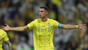 Ronaldo ghi 2 bàn, giành cú đúp danh hiệu đầu tiên cùng Al Nassr