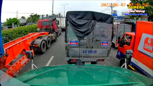 Mát lòng với tình huống xin đường 'chuẩn mực' của tài xế xe tải