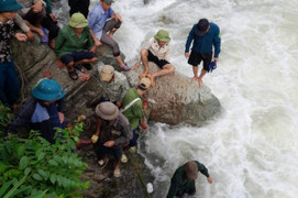 Đi qua dòng suối chảy xiết, hai mẹ con ở Sơn La bị lũ cuốn trôi