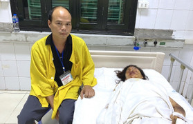 Chồng đau đớn nhìn vợ mất tay, chằng chịt vết thương sau cú nổ điện thoại