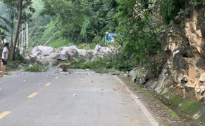 Đá từ đỉnh núi bất ngờ sạt lở, vùi lấp đường giao thông ở Bắc Kạn