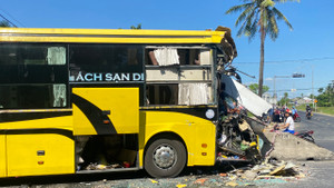 Tai nạn liên hoàn giữa 3 xe khách trên QL1, 90 hành khách hoảng loạn