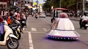 'UFO' lăn bánh trên phố Thái Lan, người đi đường kinh ngạc
