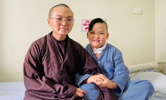 Chú tiểu đau đớn chịu đựng khối u lớn trên cổ, bác sĩ nhờ nhà hảo tâm giúp đỡ