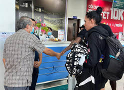 Vụ 3 thành viên HAGL gặp nạn: Bầu Đức đưa bạn gái tiền đạo Paollo ra sân bay về nước