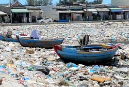 Nhà máy xử lý rác 'án binh bất động', đầm nước mặn Sa Huỳnh ngập trong 'biển' rác