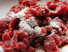 Vì sao không nên ướp thịt bò với muối?