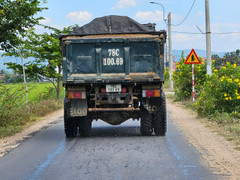 Xe chở cát đầy có ngọn ung dung chạy vào đường cấm tại Phú Yên