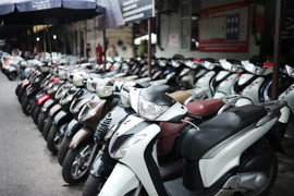 Sau ngày định giá biển số, thị trường xe cũ ế chỏng chơ, dân buôn đóng cửa 'nghỉ khỏe'