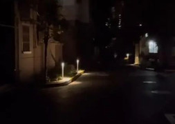 Quận lắp đèn đường, dân phát hoảng vì khu phố trông như nghĩa trang