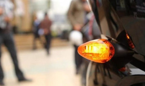 Dừng xe có phải bật xi nhan không? 