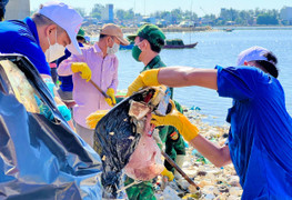 Ảnh: Hơn 600 người chung tay dọn 'biển' rác ở đầm nước mặn Sa Huỳnh