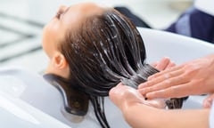 Muối kết hợp với dầu gội có công dụng bất ngờ
