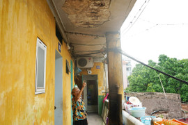 Chung cư hơn 40 năm xuống cấp, dân vừa ở vừa lo bê tông rơi trúng đầu