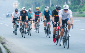 Bất chấp biển cấm, đoàn xe đạp ngang nhiên dàn hàng ngang ở làn đường ô tô