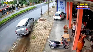  Tài xế say rượu tông loạn xạ, khóa cửa ngủ trên xe 