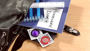 Con gái tôi mới lớp 9 đã có bao cao su trong túi, bị phát hiện còn sửng cồ với mẹ