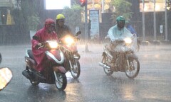 Dự báo thời tiết TP.HCM hôm nay 17/8: Chiều tối có mưa rào và dông rải rác