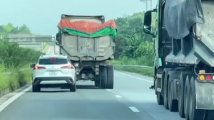 Hai xe tải ép ô tô con trên cao tốc Nội Bài - Lào Cai