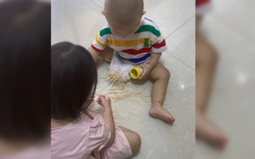 Bố mẹ hết hồn với trò chơi mới của các con